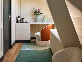 Deluxe Room, 1 King Bed, City View
