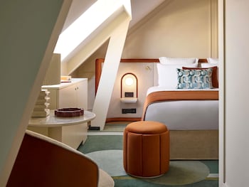 Deluxe Room, 1 King Bed, City View