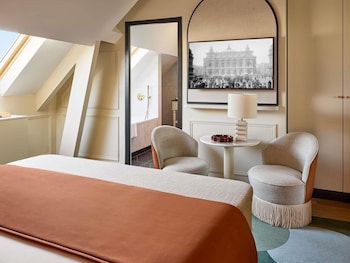 Deluxe Room, 1 King Bed, City View