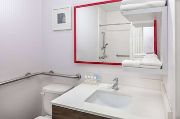 Room, 1 King Bed, Mobility Accessible, Microwave