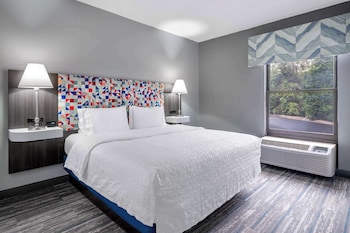 Room, 1 Queen Bed, Mobility Accessible, Microwave