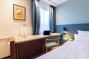 Standard Room, 1 Queen Bed, Garden View