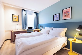 Standard Room, 1 Queen Bed, Garden View