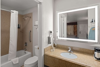 Standard Room, 1 King Bed, Bathtub
