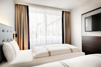 Twin Room, Roll-in Shower