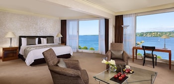 Junior Suite, 1 King Bed, Lake View
