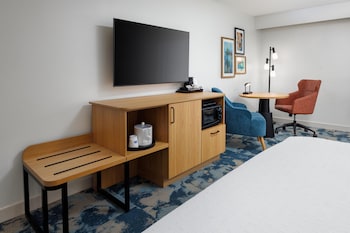Room, 1 King Bed, Accessible, Microwave (Mobility and Hearing)