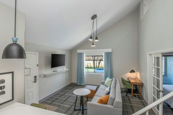 Loft, 2 Queen Beds, Kitchen (Bi Level Suite and Court View)