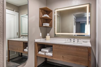 Studio Suite, 1 King Bed, Roll-in Shower, Kitchen (Mobility)