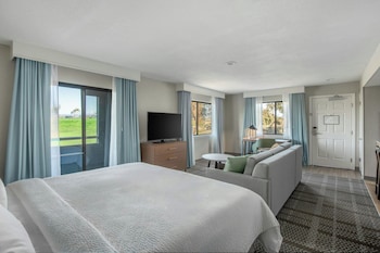 Studio, 1 King Bed, Accessible Bathtub, Golf View (Kitchen, Mobility)