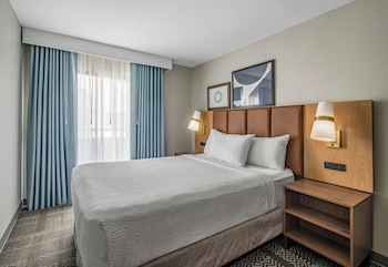Loft, 2 Queen Beds, Kitchen (Bi Level Suite and Court View)