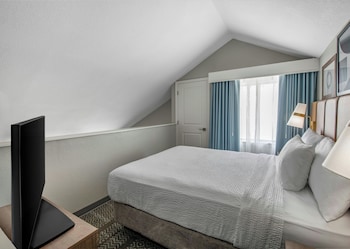 Loft, 2 Queen Beds, Kitchen (Bi Level Suite)