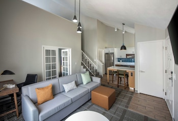 Loft, 2 Queen Beds, Kitchen (Bi Level Suite)