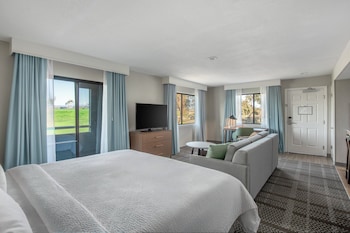 Loft, 2 Queen Beds, Kitchen, Golf View (Bi Level Suite)