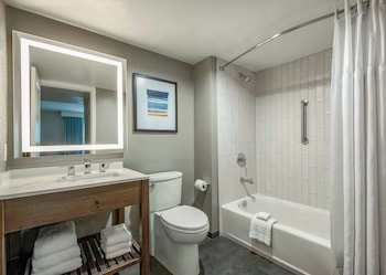 Studio Suite, 1 King Bed, Kitchen (Court View)