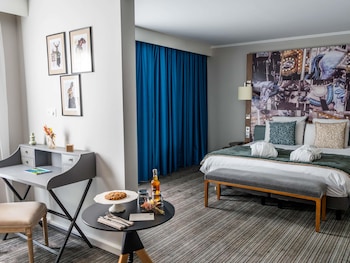 Deluxe Suite, 1 King Bed with Sofa bed