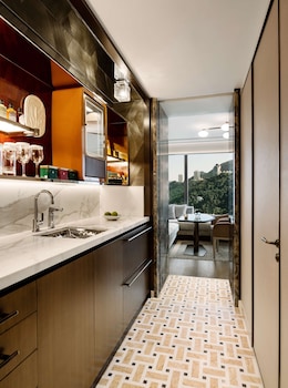 Suite, 1 King Bed, City View