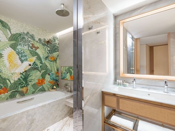 Family Suite (Hong Kong Wonders Themed)
