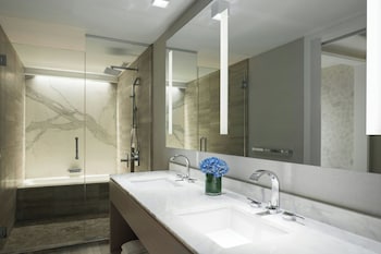 Club Suite, 1 King Bed with Sofa bed, Lakeside