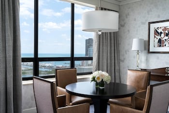 Suite, 1 Bedroom, Lakeside (Mobility Accessible, Roll-In Shower)