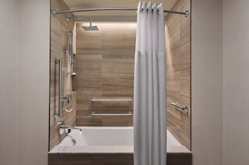 Suite, 1 Bedroom, Lakeside (Mobility Accessible, Roll-In Shower)