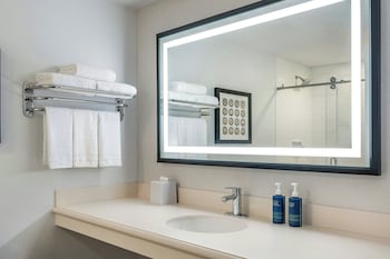 Deluxe Room, 1 King Bed, Hearing Accessible