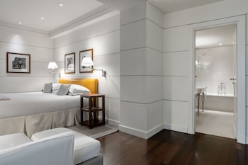 Gallery Deluxe Room