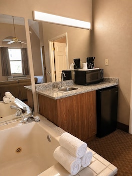 Queen Jacuzzi Suite - No Pets