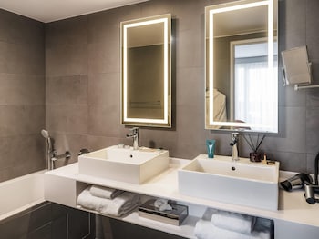 Superior Suite, 1 Queen Bed, City View (Eiffel Tower view)