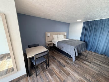 Deluxe Room, 1 Queen Bed, Non Smoking