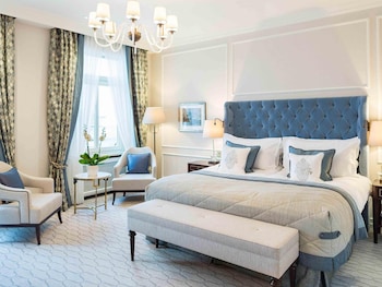 Deluxe Room, 1 King Bed, Balcony, Lake View