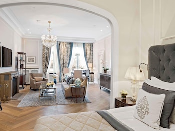 Suite, 1 King Bed with Sofa bed, Lake View (Butler Service)