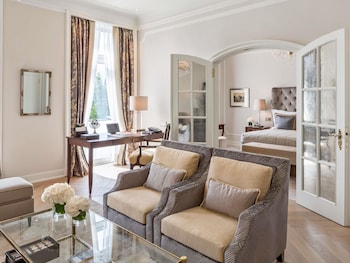 Suite, 1 Bedroom, Lake View (Celebrity King. Separate Living Room)