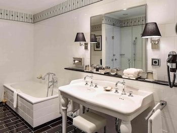 Suite, 1 Bedroom, Lake View (Celebrity King. Separate Living Room)