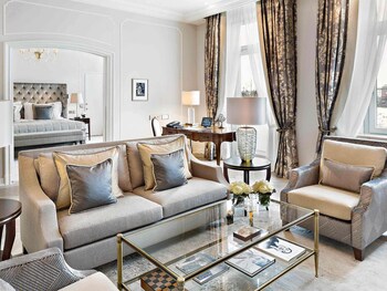 Suite, 1 Bedroom, Lake View (Celebrity King. Separate Living Room)