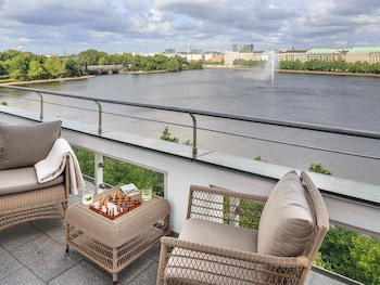 Deluxe Room, 1 King Bed, Balcony, Lake View