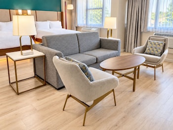 Suite, 2 Queen Beds (Low Floor)