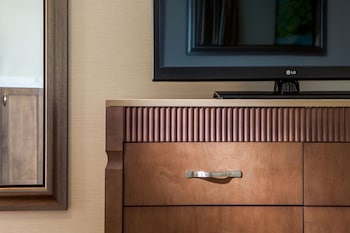 Premier Room, 1 King Bed, Accessible (Hearing)