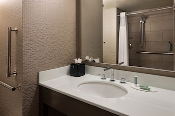 Room, 1 King Bed, Hearing Accessible (Roll-in Shower)