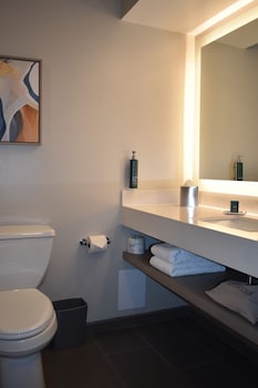 Room, 1 King Bed, Refrigerator (Renovated)