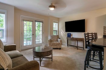 Honeymoon Suite, 1 King Bed, Non Smoking, Kitchen (Full Kitchen)