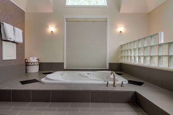 Honeymoon Suite, 1 King Bed, Non Smoking, Kitchen (Full Kitchen)