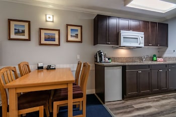 Standard Room, 1 Queen Bed, Non Smoking, Kitchenette