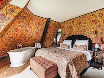 L'ABBAYE - LA Singuliere Room, 1 King Bed, Estate View, Attic Room