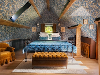 Room (The Pavilion of Honor, Forest view)