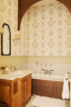 L'ABBAYE - La Particuliere Room, 1 King Bed, Estate or Building View, First Floor