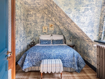 LES HARAS - Cosy Room, 1 Queen Bed, Attic Room