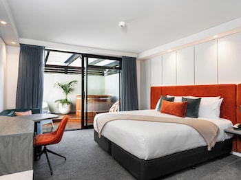 Deluxe Room, 1 King Bed, Club Lounge Access