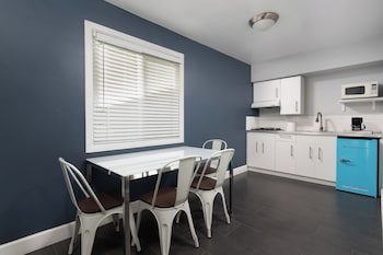 Large 1 Bedroom Queen Suite with Kitchen