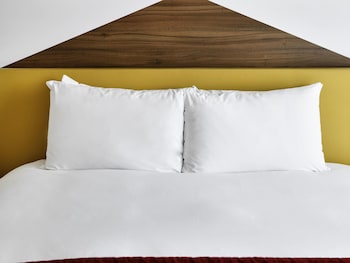 Classic Room, 1 King Bed, Balcony